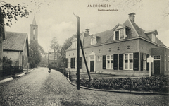 7112 Gezicht in de Drostestraat te Amerongen uit het noordwesten, met rechts het rentmeestershuis en op de achtergrond ...